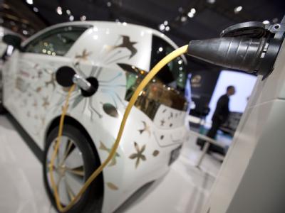 Ein Stromkabel führt direkt zu einem Toyota-Elektrofahrzeug. Öko-Autos stehen im Mittelpunkt der IAA in Frankfurt. Grüne Autos