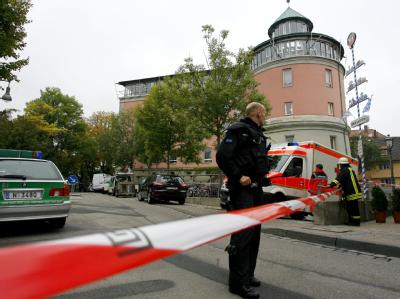 Das Gelände um das Carolinum-Gymnasium ist nach dem Anschlag abgesperrt worden. Absperrung