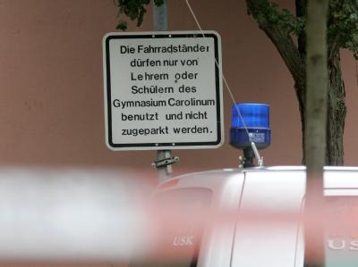 Polizeiauto vor dem Carolinum-Gymnasium in Ansbach. Polizeiauto