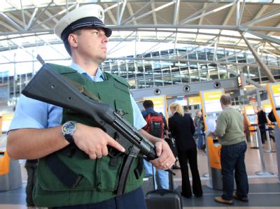 Nach einem neuen Drohvideo von El Kaida sind die Sicherheitsmaßnahmen an Flughäfen und Bahnhöfen verstärkt worden. Drohvideo
