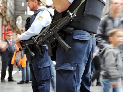 Bundespolizisten patrouillieren mit schwerer Schutzweste und Maschinenpistole im Hauptbahnhof in Frankfurt am Main. Bundespolizisten