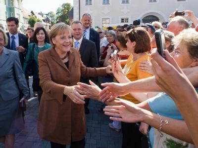 Bundeskanzlerin Angela Merkel bei einem Wahlkampfauftritt auf dem Marktplatz im südbrandenburgischen Finsterwalde (Elbe-Elster). (Archivbild) Bad in der Menge