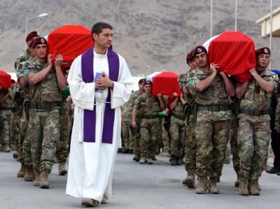 Italienische ISAF-Soldaten tragen in Kabul die Särge ihrer getöteten Kameraden zum Flugzeug, das die Toten in ihre Heimat bringt. Särge italienischer Soldaten