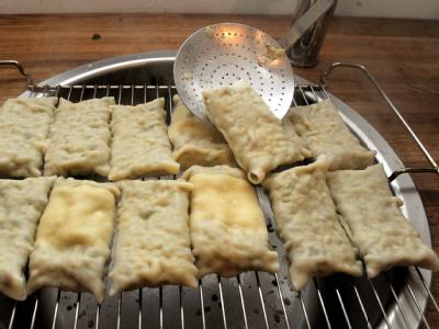Weil sie in einem Pflegeheim vier Maultaschen eingesteckt hatte, verlor eine Altenpflegerin aus Konstanz ihren Job. Maultaschen