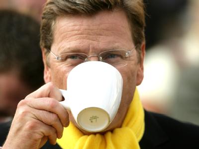 Abwarten und Tee trinken: Der Bundesvorsitzende der FDP, Guido Westerwelle, hält sich nach seinem Wahlerfolg zurück. Westerwelle