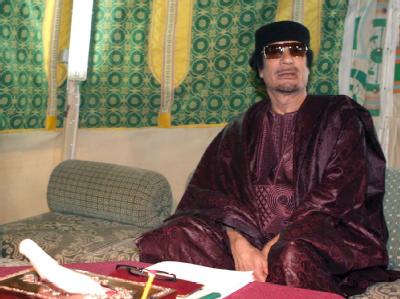 Der libysche Staatschef Muammar al-Gaddafi bringt sein berühmtes Beduinenzelt mit nach New York. Gaddafi im Zelt