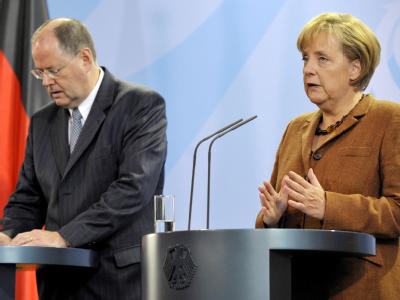 Bundeskanzlerin Angela Merkel (CDU) und Bundesfinanzminister Peer Steinbrück (SPD) im Bundeskanzleramt in Berlin vor dem Abflug zum G20-Gipfel im amerikanischen Pittsburgh. Merkel und Steinbrück zu G 20 Gipfel