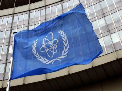 Die Internationale Atomenergie Agentur in Wien. Der Iran will nach eigenen Worten mit der internationalen Behörde kooperieren. Foto: Roland Schlager/Archiv IAEA-Flagge