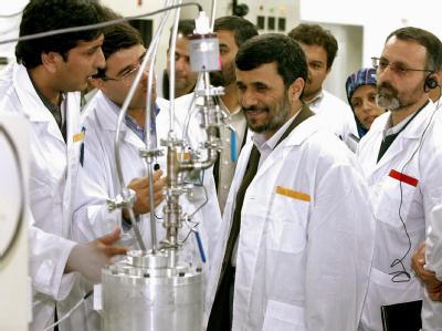 Der iranische Präsident Mahmud Ahmadinedschad (M) inspiziert die Urananreicherungsanlage in Natans. (Archivbild) Ahmadinedschad in Natans