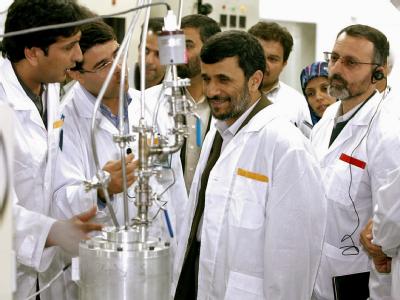 Irans Präsident Mahmud Ahmadinedschad (M.) inspiziert die Urananreicherungsanlage in Natans (Archivfoto vom 8.3.2007). Ahmadinedschad in Natans