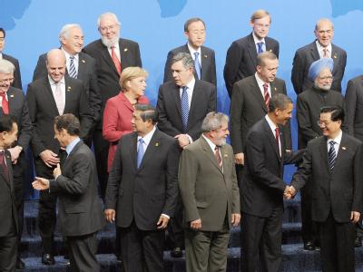Familienfoto: Die Staats- und Regierungschefs der G20-Staaten stellen sich zum Gruppenbild beim Gipfel in Pittsburgh auf. G20-Gipfel in Pittsburgh