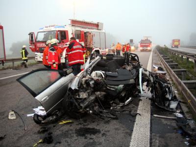 Einsatzkräfte an der Unfallstelle auf der Autobahn A94 bei Altötting. Geisterfahrer auf der Autobahn