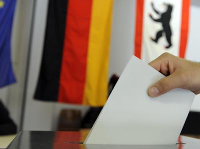 Stimmabgabe in Berlin: Im Jahr 2005 gab es mit 77,7 Prozent die bisher geringste Wahlbeteiligung bei einer Bundestagswahl. Stimmabgabe