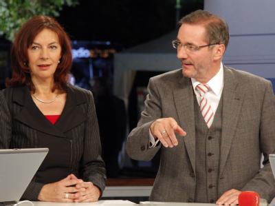 Linke-Spitzenkandidatin Kerstin Kaiser und Brandenburgs Ministerpräsident Matthias Platzeck streben eine rot-rote Regierung an (Archivbild). Platzeck und Kaiser