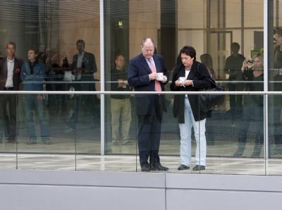 Noch-Minister: Peer Steinbrück und Brigitte Zypries beim Kaffeetrinken auf einer Dachterrasse des Bundestages. Noch-Minister