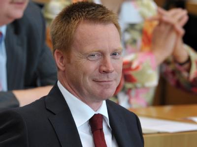 Der Thüringer SPD-Chef Christoph Matschie besteht nicht mehr auf dem Amt des Ministerpräsidenten in einer rot-rot-grünen Koalition. Christoph Matschie