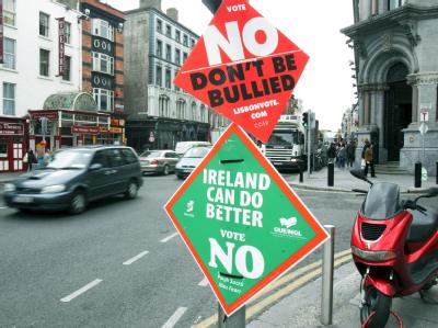 Ja oder nein? Plakate für und gegen den EU-Reformvertrag von Lissabon in einer Straße in Dublin (Archivfoto). Ja oder nein?