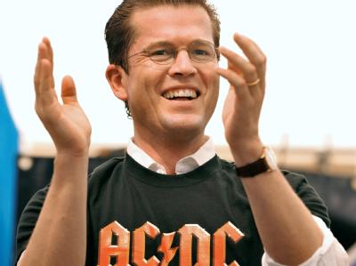 Liebling der Meinungsumfragen: Bundeswirtschaftsminister Karl-Theodor zu Guttenberg (Archiv). Guttenberg