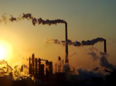 Rauch steigt aus Schornsteinen einer Chemiefabrik. Dank der Weltwirtschaftskrise ist der CO2-Ausstoß gesunken. CO2-Ausstoß