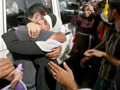 Israel hat 19 Palästinenserinnen freigelassen, die von ihren Familien stürmisch begrüßt werden. Freilassung gegen Video-Borschaft