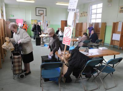 In Dublin geben die Wähler ihr Votum zum EU-Vertrag ab. Zweites EU-Referendum in Irland