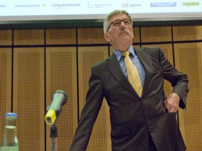 Die Entmachtung von Bundesbank-Vorstand Thilo Sarrazin wird kritisiert. Thilo Sarrazin