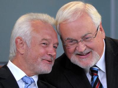 Nach dem Sieg von Schwarz-Gelb in Schleswig-Holstein (hier mit CDU-Ministerpräsident Carstensen und FDP-Fraktionsvorsitzenden Kubicki) kann das Bündnis auch im im Bund Mehrheit im Bundesrat