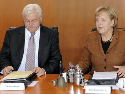 Bundeskanzlerin Angela Merkel und Bundesaußenminister Frank-Walter Steinmeier zu Beginn der letzten Kabinettssitzung von Schwarz-Rot (Archiv). Steinmeier und Merkel