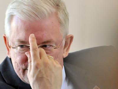 Hessens Ministerpräsident Roland Koch fordert einen radikalen Sparkurs zur Finanzierung von Steuersenkungen. Roland Koch