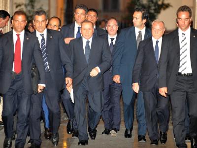 Italiens Ministerpräsident Berlusconi verlässt seine Residenz in Rom umgeben von seinen Vertrauten und Bodyguards. Silvio Berlusconi