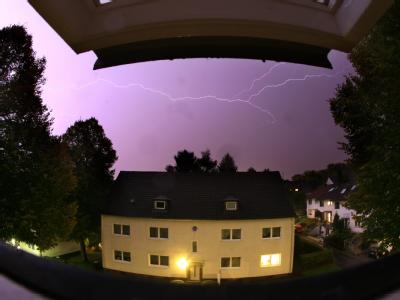 Ein Blitz zuckt in Essen durch den Nachthimmel. Gewitter mit Starkregen haben im Ruhrgebiet und in Ostwestfalen zu massiven Überschwemmungen geführt. Blitz vor Unwetter