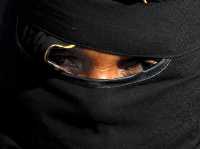 Tief verschleierte Muslimin: In Saudi-Arabien wird eine besonders puritanische Richtung des Islam verfolgt (Symbolfoto). Frau in Burka