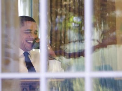 US-Präsident Barack Obama telefoniert in einem Gartenhaus des Weißen Hauses, bevor er sich zu seiner ersten Dankesrede begibt. Obama telefoniert