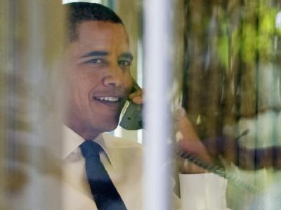 Barack Obama nach der Bekanntgabe der Auszeichnung am 9. Oktober im Weißen Haus. Telefonat