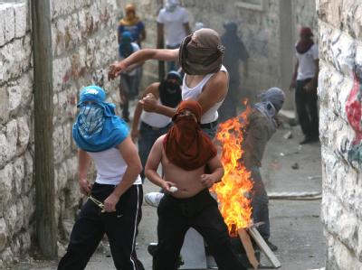 Palästinensische Jugendliche liefern sich in Ost-Jerusalem Straßenschlachten mit Israelis. Krawalle in Jerusalem
