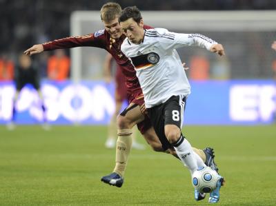 Vorbereiter des Siegtors: Mesut Özil im Zweikampf mit Igor Denissow. Mesut Özil