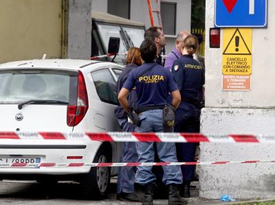 Italienische Polizisten begutachten den Anschlagsort. Anschlag in Mailand