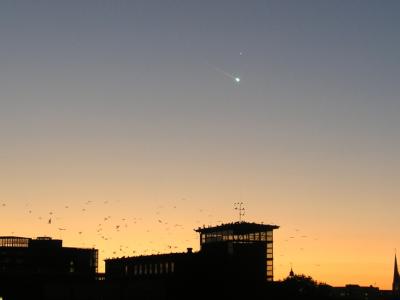 Mysteriöse Lichtkugel am Himmel über Hamburg. Mysteriöse Lichtkugel