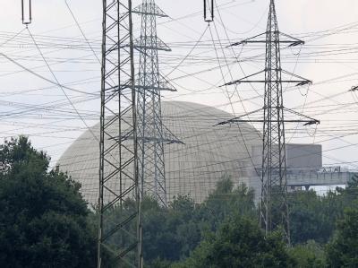 Unter SPD-Umweltminister Sigmar Gabriel umstritten: Das Kernkraftwerk Lingen im Emsland (Archiv). AKW Lingen