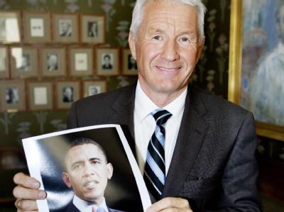 Nach der Verkündung: Der Vorsitzende des Nobelpreiskomitees, Thorbjörn Jagland, zeigt ein Bild von Barack Obama. Thorbjörn Jagland vom Nobelpreiskomitee