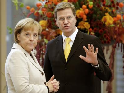 Kanzlerin Merkel und der FDP-Vorsitzende Westerwelle unterhalten sich vor Beginn des vierten Treffens bei den Koalitionsverhandlungen von Union und FDP. Merkel und Westerwelle