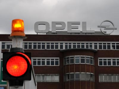 Opel vor roter Ampel: Die Bedenken der EU könnten den Verkauf an Magna gefährden. Opel vor roter Ampel