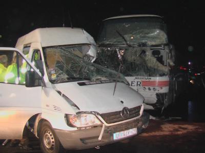 Beim Zusammenstoß dieses Kleintransporters mit einem Reisebus auf der A 2 starb ein 57-Jähriger. Reisebus prallte gegen Kleintransporter