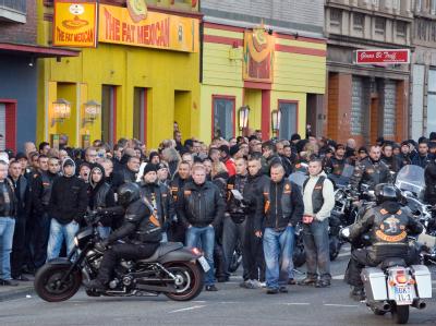 Rocker bereiten sich am Tatort in Duisburg auf einen Motorradcorso vor, mit dem ein erschossenes Bandido-Mitglied geehrt werden soll. Trauernde Rocker