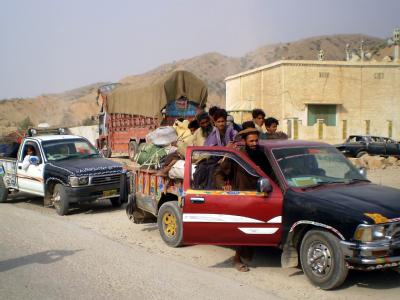 Nach dem Beginn der Bodenoffensive gegen die Taliban flieht die Bevölkerung aus Süd-Waziristan. Flucht