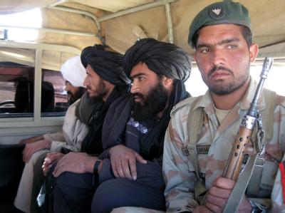 Pakistanische Soldaten mit Verdächtigen, die die Grenze nach Afghanistan überqueren wollten. Verdächtige
