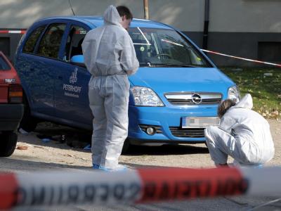 Beamte der Spurensicherung untersuchen in Bonn einen Wagen. Ein Ehemann hatte in Bonn seine Frau erschossen und sich dann mit der Waffe selbst getötet. Tödliches Beziehungsdrama