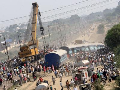 In Indien ist ein Expresszug auf einen wartenden Zug geprallt und hat mindestens 21 Passagiere getötet. Zugunglück im Norden Indiens