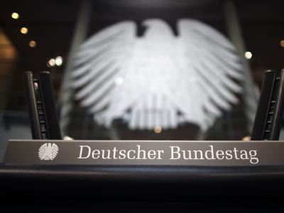 Das Rednerpult im Plenarsaal des Bundestages in Berlin. Vier Wochen nach der Bundestagswahl kommt das neue Parlament erstmals zusammen. Rednerpult
