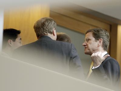 Westerwelles Sprechstunde: Der FDP-Vorsitzende (r.) diskutiert mit FDP-Unterhändler Philipp Rösler (l.), FDP-Generalsekretär Dirk Niebel (2. v.r.) und FDP-Vize Andreas Pinkwart (verdeckt). Westerwelles Sprechstunde